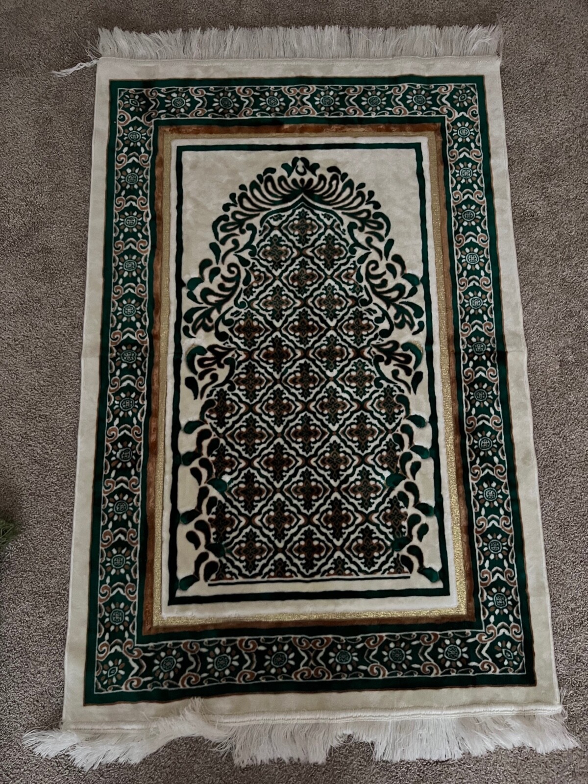 Beautiful plush Emerald Green Prayer Rug Size 31 x 46 inches